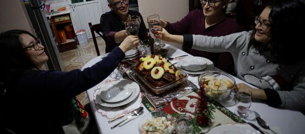 Imagen referencial de una cena navideña en 2020 - Sputnik Mundo