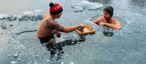 Ник Макнот и Рон Бэт играют в шахматы на льду в Оук-Лейк, Онтарио, Канада - Sputnik Mundo