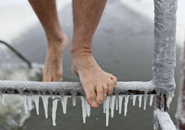 Los aficionados a la natación de invierno abrieron una nueva temporada en el río Irtish, en Omsk (Siberia).  - Sputnik Mundo