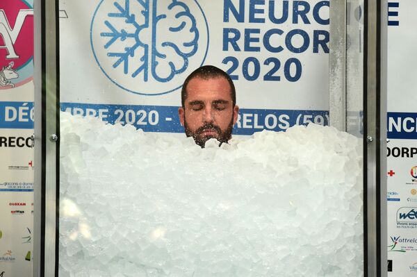 El francés  Romain Vandendorpe estableció un récord mundial al permanecer en una cabina llena de hielo por dos horas, 35 minutos y 33 segundos. - Sputnik Mundo