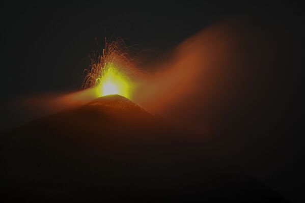 El 9 de octubre en Guatemala se activó el volcán Pacaya, considerado uno de los más activos del mundo. Arrojó cuatro flujos de lava a la vez. Las piedras incandescentes salieron volando del cráter a una altura de unos 300 metros. La erupción fue acompañada por una emisión de ceniza que lo cubrió todo a una distancia de 12 kilómetros al oeste del cráter.  - Sputnik Mundo