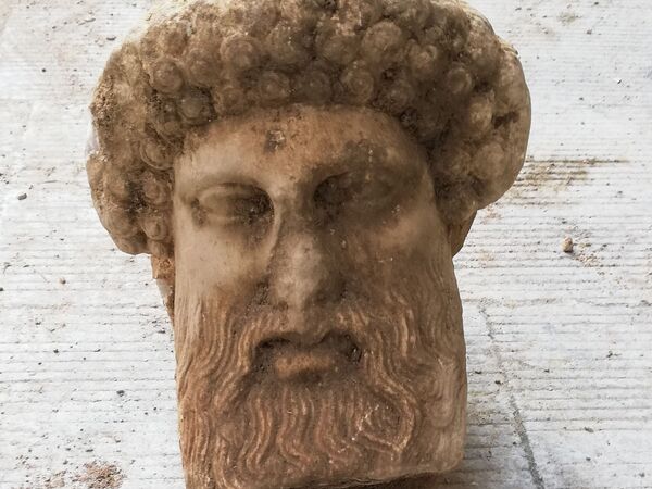 En Atenas fue hallada la cabeza de la escultura de mármol del dios Hermes, que data de finales del siglo IV o principios del III a. C. El descubrimiento se realizó durante unas obras de construcción en la calle central Eolu a una profundidad de aproximadamente medio metro. - Sputnik Mundo