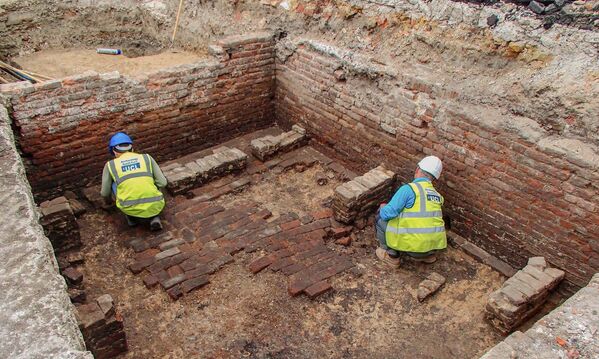 Los arqueólogos británicos en el distrito londinense de Whitechapel desenterraron las ruinas del primer teatro The Red Lion de Londres, que fue construido en la capital en 1567 especialmente para las obras teatrales y fue el precursor del famoso Globe de Shakespeare. - Sputnik Mundo