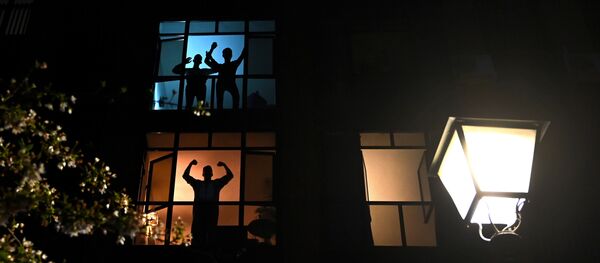 Vecinos durante el confinamiento en Madrid - Sputnik Mundo