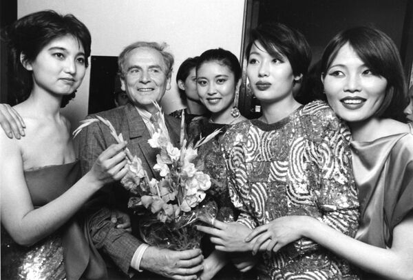 Pierre Cardin junto a unas modelos chinas en su desfile anual celebrado en Pekín, en 1985. - Sputnik Mundo