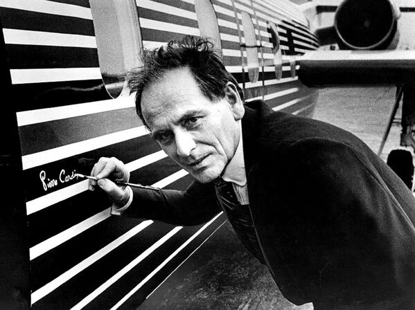 Pierre Cardin nació el 2 de julio de 1922 en la comuna italiana de San Biagio di Callalta. De pequeño se dio cuenta de que no quería convertirse en viticultor, al igual que sus padres y abuelos. En 1924, la familia del futuro diseñador huyó a Francia debido al auge del fascismo en Italia. En 1935, con tan solo 13 años, Cardin comenzó a trabajar como asistente de sastre. Y en 1945 se trasladó a París, donde estudió arquitectura y colaboró con famosos diseñadores de moda, como Jeanne Paquin o Elsa Schiaparelli. En la foto: Cardin firma el fuselaje de un avión que diseñó, en 1978. - Sputnik Mundo