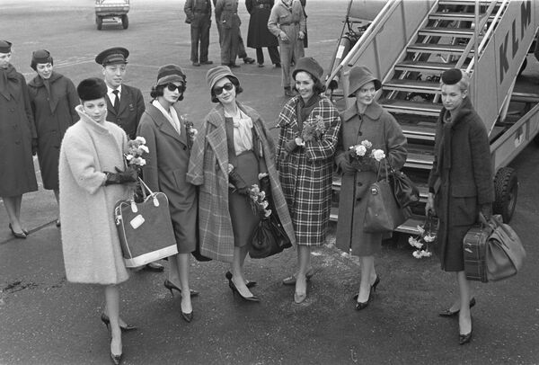 En 1953, Cardin creó su primera colección de alta costura. En 1960, se convirtió en el primer diseñador en presentar al público una colección de ropa masculina. En 1961, abrió su primera tienda de ropa masculina, y, en 1963, una para mujeres. En 1966, vio la luz su primera colección de ropa infantil. En la foto: las creaciones de Pierre Cardin, en 1959. - Sputnik Mundo