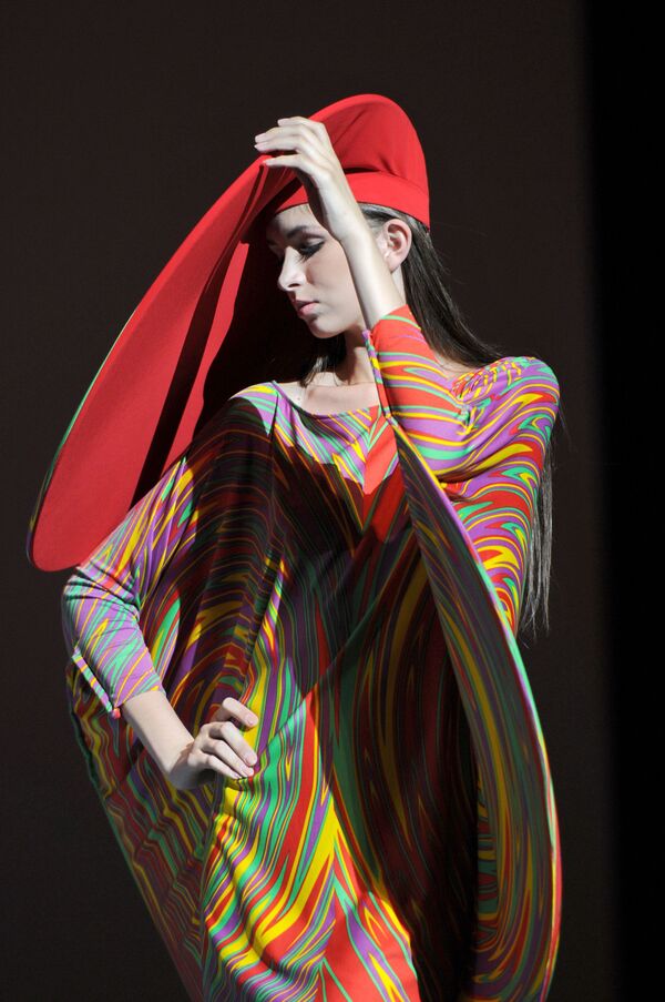 El destacado diseñador patentó más de 500 creaciones, como medias de colores, botas altas, vestidos de verano mini, corbatas de flores, chaquetas largas sin cuello o pantalones ajustados con botones. En la foto: un desfile de Cardin en el Palacio del Kremlin, en 2011. - Sputnik Mundo