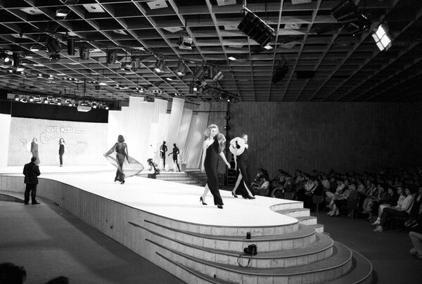 A lo largo de su prolífica carrera, creó atuendos para celebridades como la actriz Rita Hayworth, la bailarina soviética Maya Plisétskaya, la primera dama argentina Evita Perón y los integrantes del grupo musical The Beatles. En la foto: el desfile de Pierre Cardin en Moscú, en 1989. - Sputnik Mundo