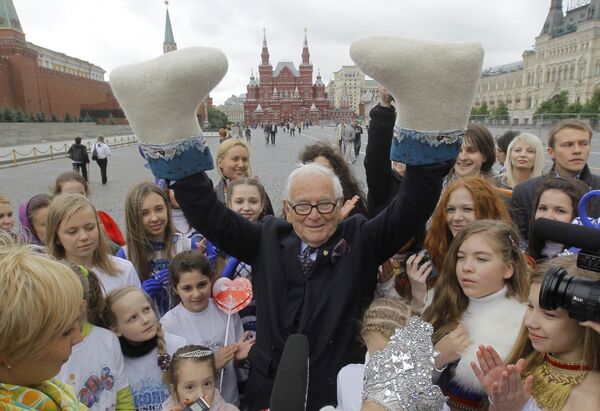En 1991, Cardin fue nombrado embajador de Buena Voluntad de la Unesco. Durante aquellos años, apoyó proyectos humanitarios, se reunió con destacados políticos y organizó numerosas campañas sociales. En 2009, se convirtió en el embajador de Buena Voluntad de la Organización de las Naciones Unidas de la Alimentación y la Agricultura. En la foto: Pierre Cardin en la Plaza Roja de Moscú, en 2010. - Sputnik Mundo