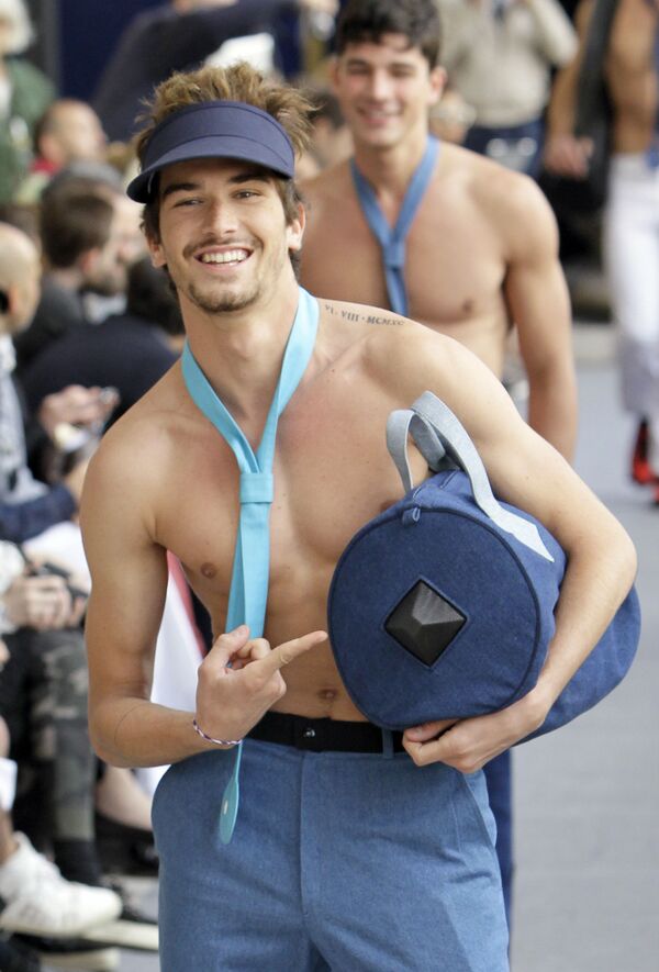 Un modelo durante el desfile de la colección primavera-verano 2012 de Cardin, en la Semana de la Moda de París. - Sputnik Mundo