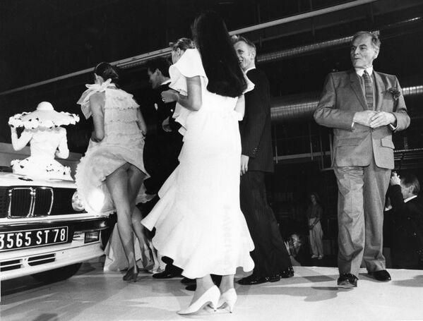 Pierre Cardin en un desfile celebrado en la planta de BMW en Regensburg, en 1987. - Sputnik Mundo