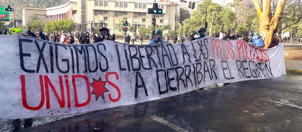 Pancarta con pedido de liberación de los presos políticos chilenos - Sputnik Mundo