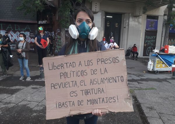 Manifestante reclama libertad de presos políticos de la revuelta - Sputnik Mundo