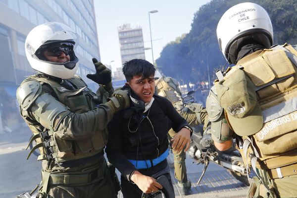 Detención de joven en manifestaciones  - Sputnik Mundo
