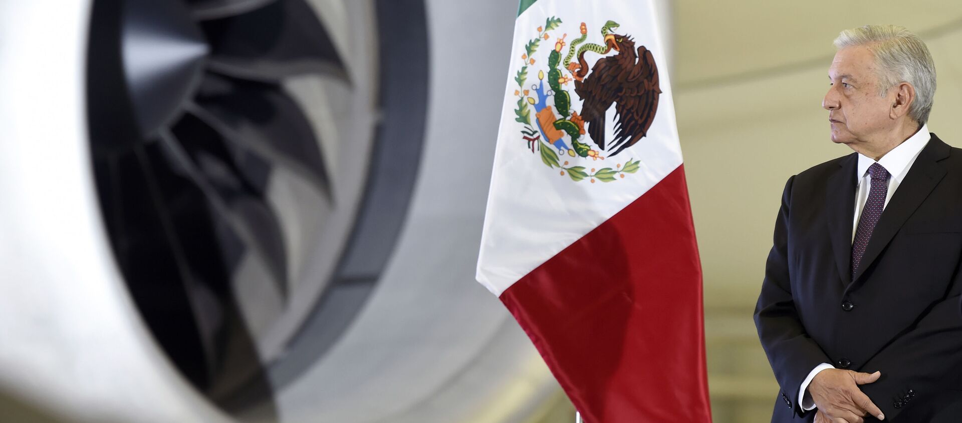 El presidente de México, Andrés Manuel López Obrador, al lado del avión presidencial el Boeing 787 José María Morelos y Pavón - Sputnik Mundo, 1920, 30.12.2020