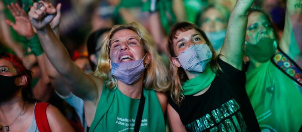 Mujeres celebran la aprobación de la ley sobre la interrupción voluntaria del embarazo (IVE), en Buenos Aires (Argentina), el 30 de diciembre del 2020 - Sputnik Mundo