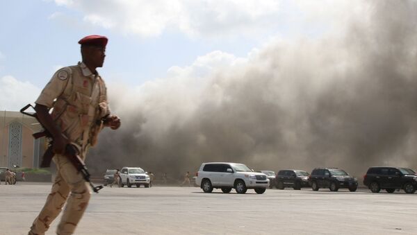 Un miembro del personal de seguridad reacciona durante un ataque al aeropuerto de Adén, Yemen, el 30 de diciembre de 2020.  - Sputnik Mundo