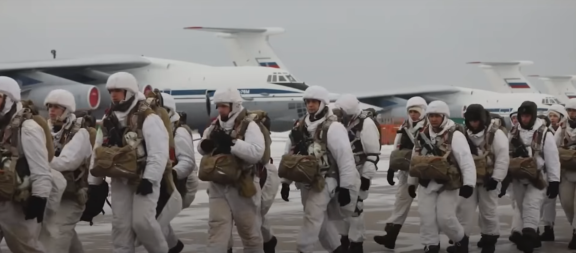 Cómo se siente saltar en paracaídas desde un Il-76 ruso - Sputnik Mundo, 1920, 30.12.2020