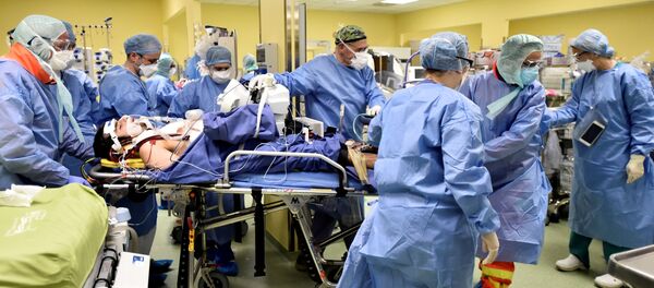 Médicos salvan la vida de un paciente con COVID-19 - Sputnik Mundo