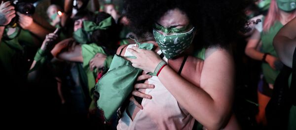 Mujeres argentinas celebrar la aprobación de la ley que permite el aborto legal en Argentina, el 30 de diciembre del 2020 - Sputnik Mundo