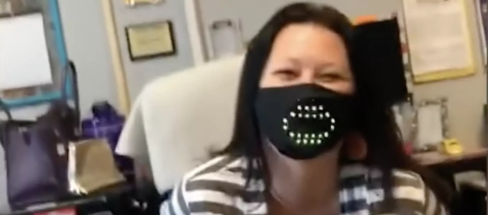 Esta mujer se ríe mientras su mascarilla imita el movimiento de su boca Esta mujer se ríe mientras su mascarilla imita el movimiento de su boca - Sputnik Mundo, 1920, 31.12.2020