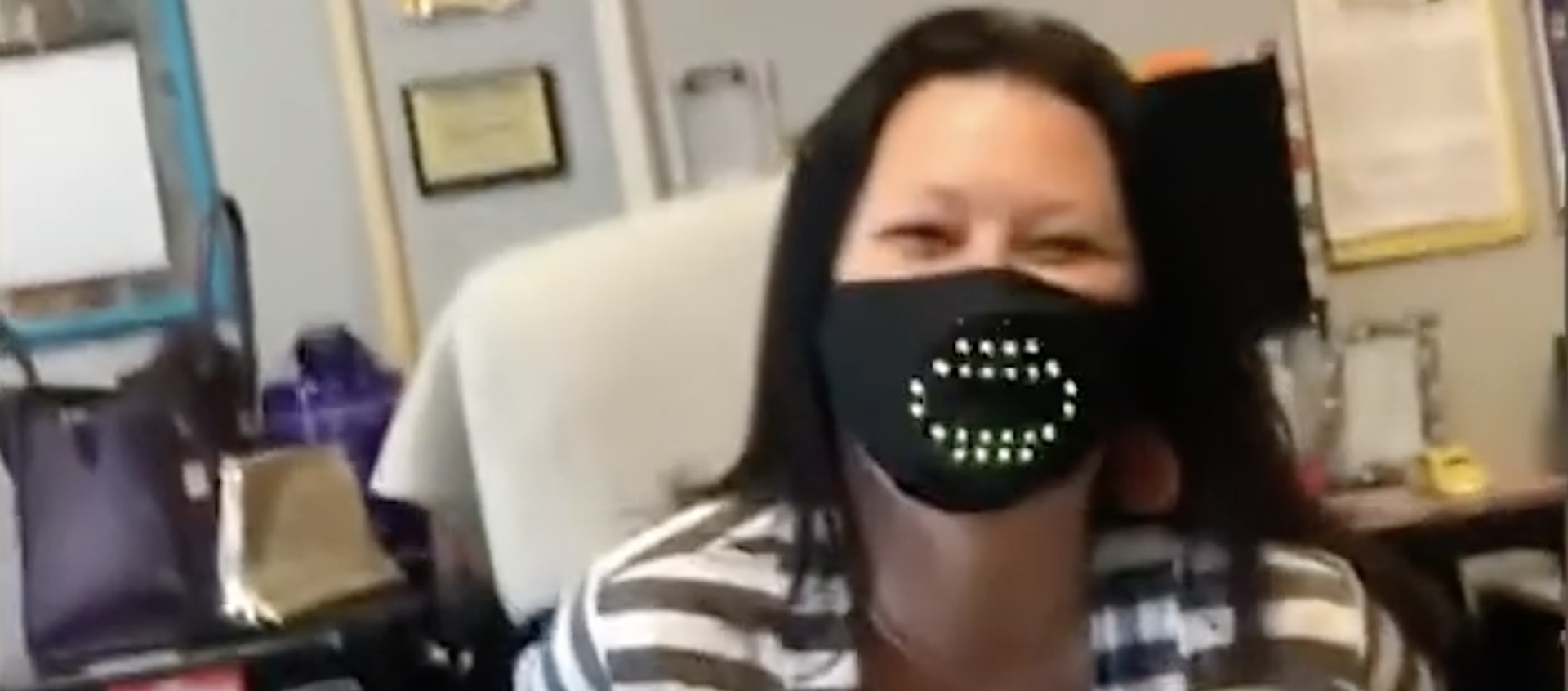 Esta mujer se ríe mientras su mascarilla imita el movimiento de su boca - Sputnik Mundo, 1920, 31.12.2020