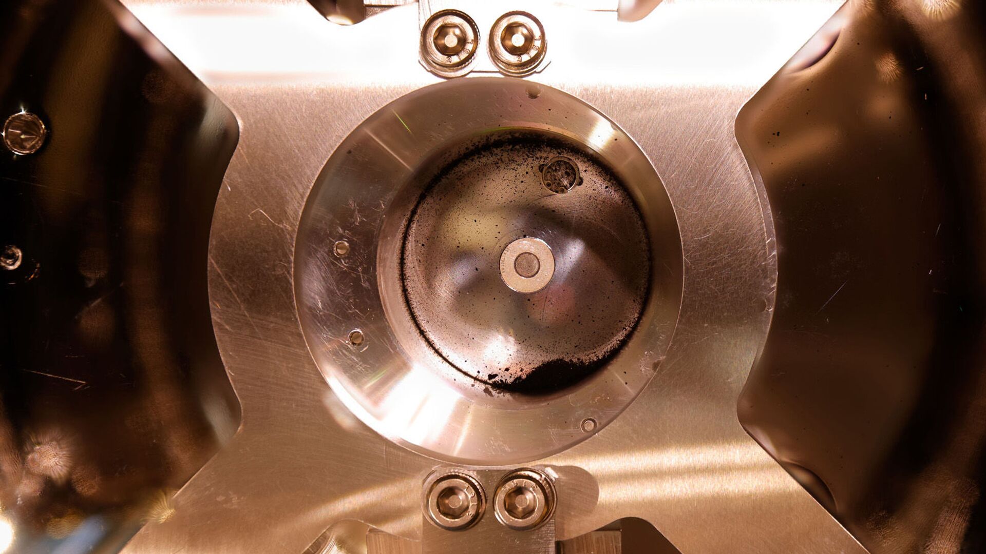 Parte inferior del contenedor con las muestras del asteroide Ryugu - Sputnik Mundo, 1920, 19.03.2021