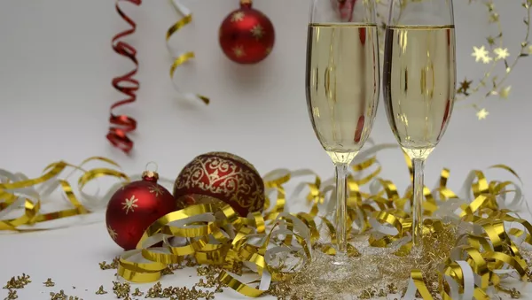 Dos copas del espumado y adornos navideños (imagen referencial)