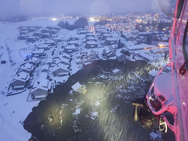 Esta imagen registrada desde un helicóptero de rescate muestra casas destruidas en un cráter dejado por un deslizamiento de tierra en la localidad de Ask (Noruega) a unos 40 kilómetros al noreste de la capital, Oslo. Varias residencias fueron tomadas por un deslizamiento de tierra en las primeras horas del 30 de diciembre. Diversos heridos fueron trasladados a los hospitales locales y aún más personas figuran como desaparecidas. - Sputnik Mundo