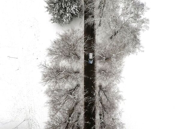 Un automóvil atraviesa el pueblo de Keele (Reino Unido), el 29 de diciembre de 2020. - Sputnik Mundo