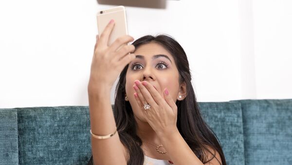 Una chica haciéndose un selfie - Sputnik Mundo