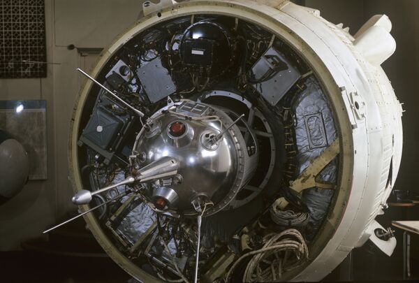 La primera sonda interplanetaria Luna-1 con la última etapa de su cohete de transporte - Sputnik Mundo