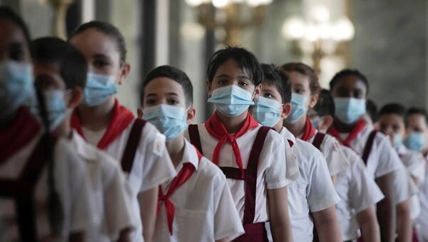 Adolescentes cubanos durante el tributa a Eusebio Leal (imagen referencial) - Sputnik Mundo