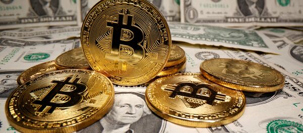 Monedas con el logo del bitcoin y dólares estadounidenses (imagen referencial) - Sputnik Mundo