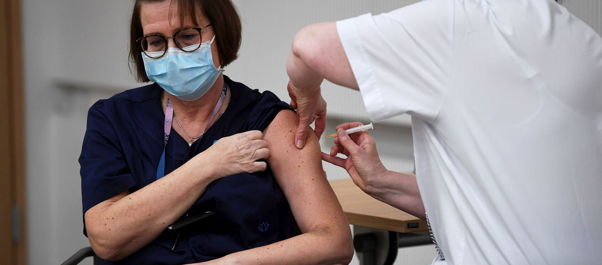 Vacunación del personal médico en Finlandia con la vacuna de Pfizer Vacunación del personal médico en Finlandia con la vacuna de Pfizer - Sputnik Mundo, 1920, 14.01.2021