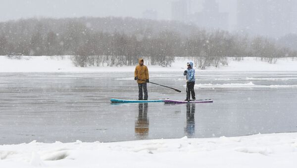 Dos surfistas rusos en Novosibirsk - Sputnik Mundo