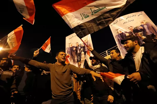 Unas personas ondean banderas en Bagdad (Irak) durante el primer aniversario de los asesinatos de Qasem Soleimani y Abu Mahdi Muhandis. Unas personas ondean banderas en Bagdad (Irak) durante el primer aniversario de los asesinatos de Qasem Soleimani y Abu Mahdi Muhandis. - Sputnik Mundo