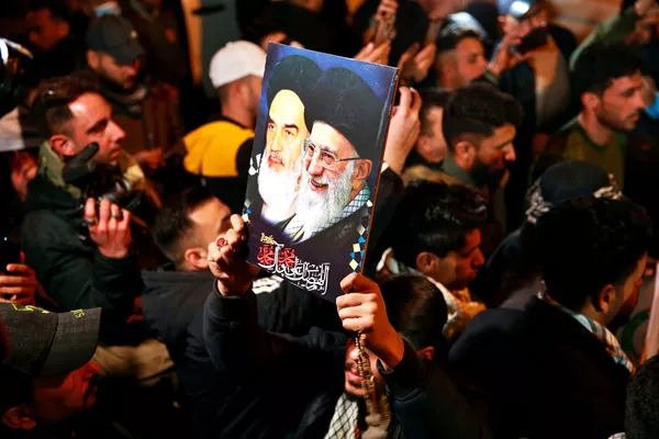 Miembros de las Fuerzas de Movilización Popular (PMF) y sus partidarios corean consignas contra Estados Unidos en el aeropuerto internacional de Bagdad (Irak) durante las conmemoraciones del primer aniversario de los asesinatos de Qasem Soleimani y Abu Mahdi Muhandis. Miembros de las Fuerzas de Movilización Popular (PMF) y sus partidarios corean consignas contra Estados Unidos en el aeropuerto internacional de Bagdad (Irak) durante las conmemoraciones del primer aniversario de los asesinatos de Qasem Soleimani y Abu Mahdi Muhandis. - Sputnik Mundo