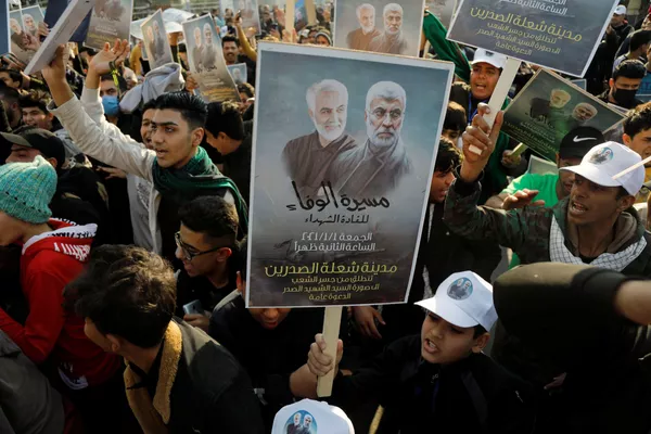 Ciudadanos iraquíes sostienen fotografías de Soleimani y Muhandis en las conmemoraciones del primer aniversario de sus asesinatos, en Bagdad (Irak). Ciudadanos iraquíes sostienen fotografías de Soleimani y Muhandis en las conmemoraciones del primer aniversario de sus asesinatos, en Bagdad (Irak). - Sputnik Mundo