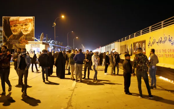Personas se reúnen en una calle de Bagdad (Irak) para las conmemoraciones del primer aniversario de los asesinatos de Soleimani y Muhandis. Personas se reúnen en una calle de Bagdad (Irak) para las conmemoraciones del primer aniversario de los asesinatos de Soleimani y Muhandis. - Sputnik Mundo