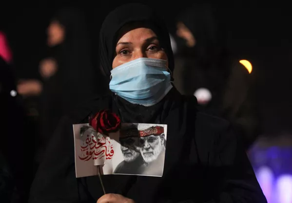 Una mujer iraquí lleva un retrato de Muhandis y Soleimani en una conmemoración en el aeropuerto de Bagdad (Irak) con motivo del primer año de sus asesinatos. Una mujer iraquí lleva un retrato de Muhandis y Soleimani en una conmemoración en el aeropuerto de Bagdad (Irak) con motivo del primer año de sus asesinatos. - Sputnik Mundo