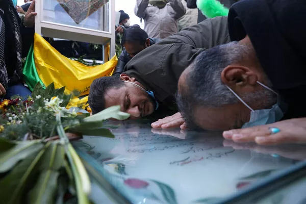 Personas visitan la tumba de Soleimani a un año de su muerte. Personas visitan la tumba de Soleimani a un año de su muerte. - Sputnik Mundo