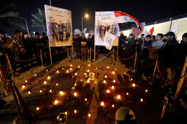Personas se reúnen alrededor de velas y fotografías de Qasem Soleimani y Abu Mahdi Muhandis en Bagdad (Irak), en el primer aniversario de sus asesinatos. Personas se reúnen alrededor de velas y fotografías de Qasem Soleimani y Abu Mahdi Muhandis en Bagdad (Irak), en el primer aniversario de sus asesinatos. - Sputnik Mundo
