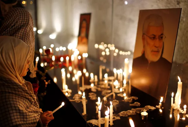 Una niña sostiene una vela encendida durante una ceremonia de conmemoración de los asesinatos de Muhandis y Soleimani. Una niña sostiene una vela encendida durante una ceremonia de conmemoración de los asesinatos de Muhandis y Soleimani. - Sputnik Mundo