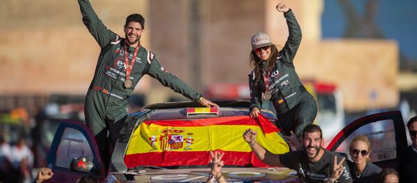 Cristina Gutiérrez y su copiloto Pablo Huete durante la final del Rally Dakar 2020 - Sputnik Mundo