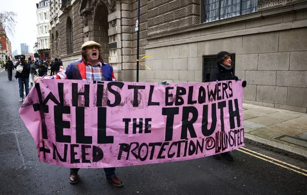 Partidarios de Julian Assange llevan una pancarta por la calle a los juzgados londinenses de Old Bailey. Partidarios de Julian Assange llevan una pancarta por la calle a los juzgados londinenses de Old Bailey. - Sputnik Mundo