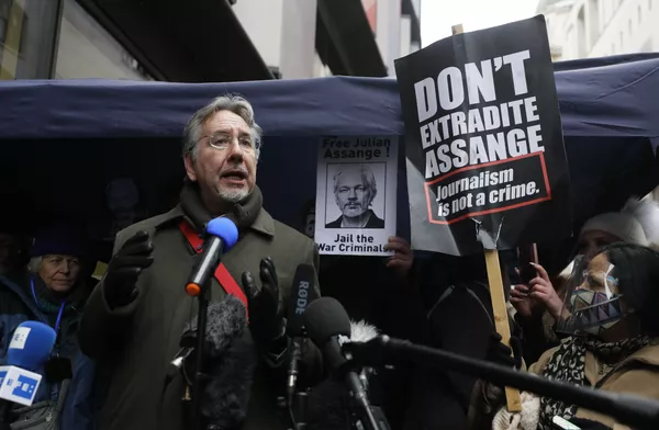 John Rees, miembro de la campaña 'Free Julian Assange', habla a las puertas del tribunal Old Bailey después de que se anunciara que el fundador de WikiLeaks no puede ser extraditado a EEUU. John Rees, miembro de la campaña 'Free Julian Assange', habla a las puertas del tribunal Old Bailey después de que se anunciara que el fundador de WikiLeaks no puede ser extraditado a EEUU. - Sputnik Mundo