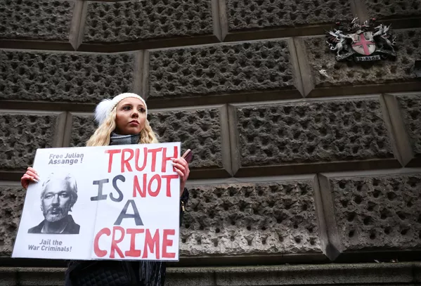 Una partidaria de Assange sostiene una pancarta a las puertas de Old Bailey. Una partidaria de Assange sostiene una pancarta a las puertas de Old Bailey. - Sputnik Mundo