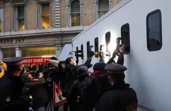Los fotógrafos toman instantáneas del interior de una camioneta carcelaria que llegó al tribunal de Old Bailey, en un intento de fotografiar a Assange. Los fotógrafos toman instantáneas del interior de una camioneta carcelaria que llegó al tribunal de Old Bailey, en un intento de fotografiar a Assange. - Sputnik Mundo
